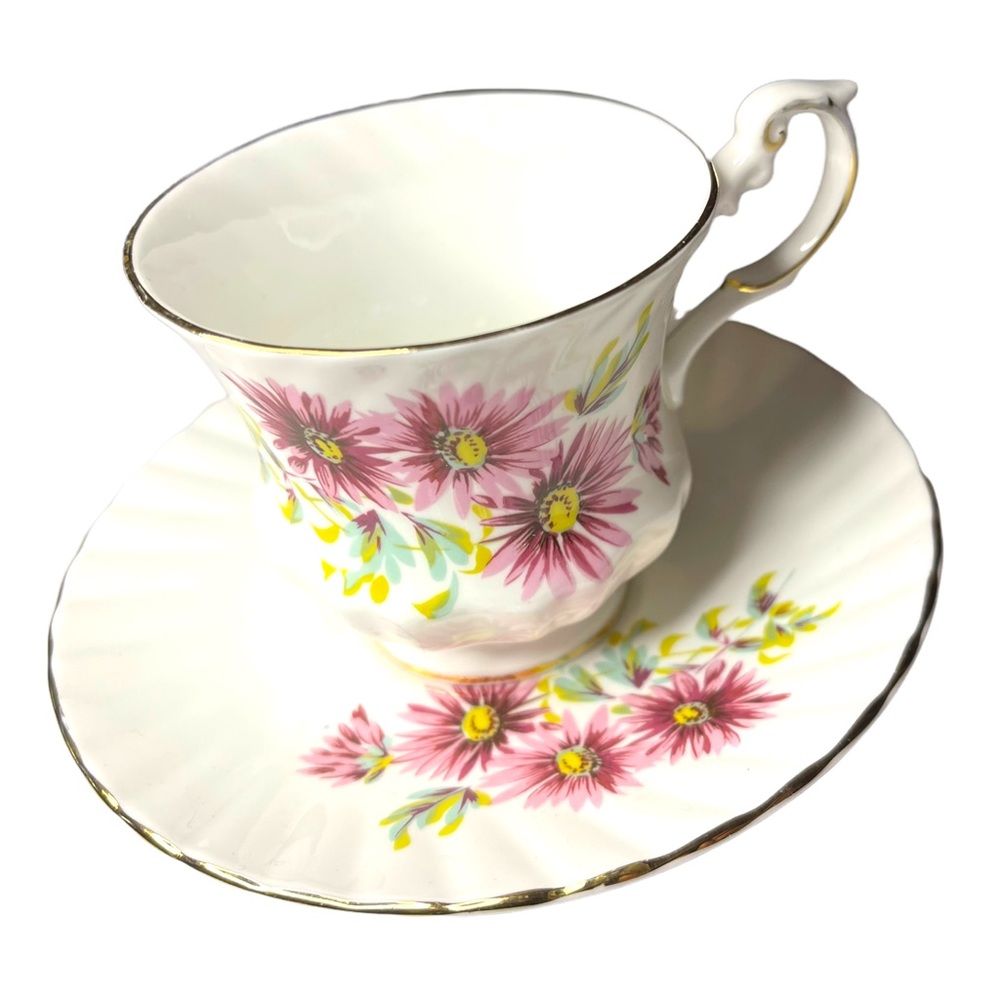 Vintage Wueens Bone China England Tea cup & Saucer set pink floral